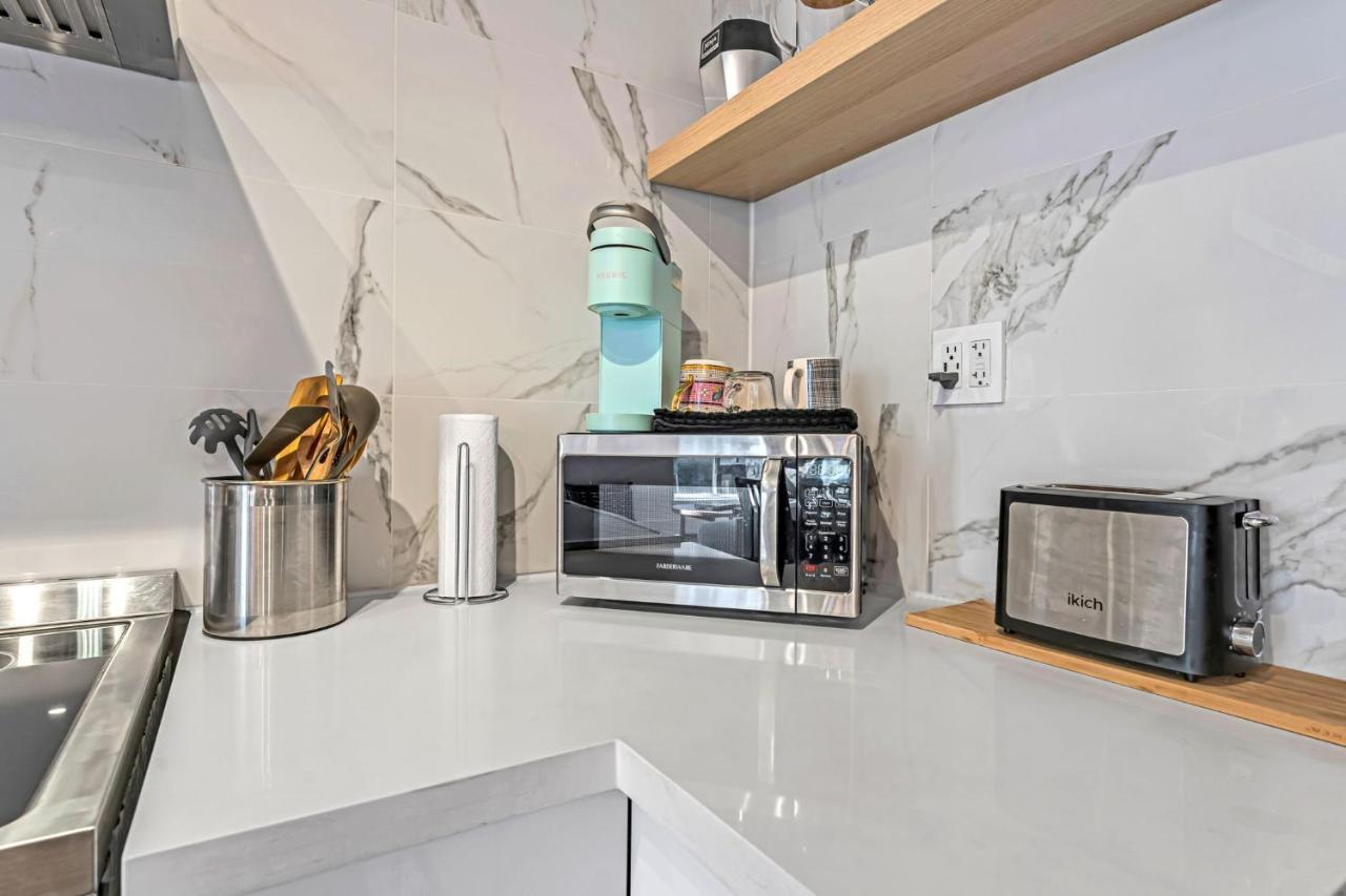 Amazing Fully Renovated Apartment On Queen St. Toronto Exterior photo
